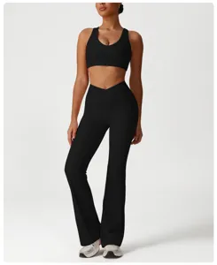 Detailansicht des schwarzen Sportoutfits mit elastischem Bustier und Schlag-Yogahose.