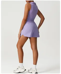 Lila Sportset mit ärmellosem Polo-Top und bequemen Shorts für Fitness und Yoga Training.