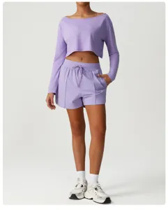 Detailansicht des violetten Langarm-Crop-Tops und der Shorts im Sport-Set für Damen.