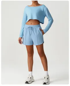 Hellblaues sportliches Zweiteiler-Set mit langärmeligem Crop-Top und bequemen Shorts.