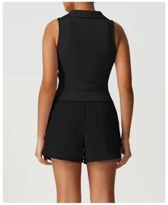 Rückansicht des schwarzen ärmellosen Sportoberteils und passenden Shorts-Sets, ideal für Fitness.