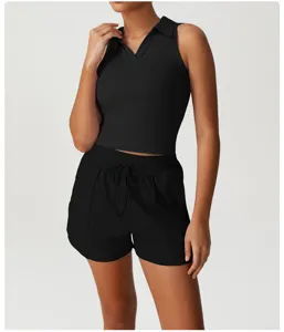 Nahaufnahme des schwarzen ärmellosen Polo-Tops und Sportshorts für Fitness und Yoga Training.