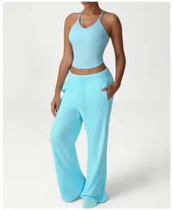 Mujer camiseta de tirantes deportiva yoga azul claro y pantalón de chándal conjunto detalle
