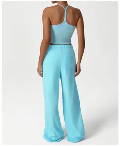 Conjunto coordinado de top halter de yoga y pantalones de chándal azul claro para mujer fitness.