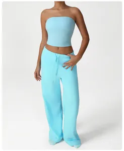 Top tubo sin tirantes azul claro y pantalón de chándal holgado a juego para uso diario.