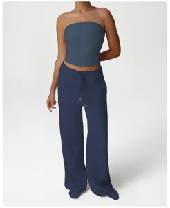 Vista detallada del elegante top bandeau azul sin tirantes y los pantalones deportivos.
