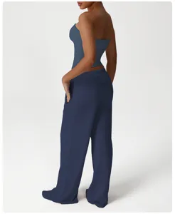 Cómodo conjunto casual de mujer con top sin tirantes y pantalones anchos a juego para diario.