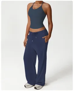 Conjunto deportivo azul marino elegante para mujer, top cómodo y pantalón casual ancho.