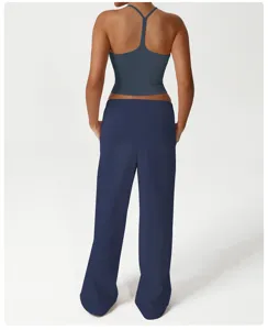 Conjunto deportivo casual de mujer vista trasera con top de tirantes y pantalón ancho.