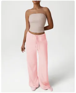 Vista detallada del conjunto de top tipo bandeau y pantalones de chándal rosas, cómodo.