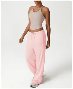 Conjunto cómodo de top corto y pantalón rosa holgado para yoga y uso diario casual.
