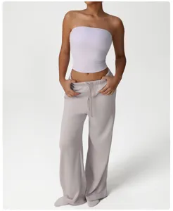 Conjunto deportivo casual de mujer, top tubo lila y pantalones anchos grises cómodos.