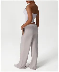 Vista detallada del top tubo minimalista sin tirantes y pantalones holgados de estar.