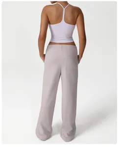 Conjunto loungewear mujer minimalista top corto espalda deportiva y pantalones detalle