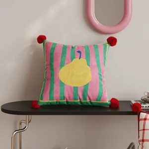 Dekoratives Plüsch Kissen mit rosa grünen Streifen und süßem Birnen Motiv für Sofa.