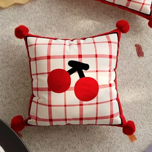 Rot-weisses Karomuster Kissen mit Eckpompons und niedlichem Kirschfruchtdetail für Sofa.