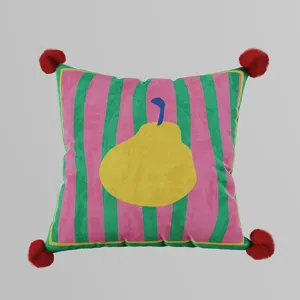 Buntes Kissen mit Streifen und Birnenmotiv sowie roten Bommeln für Sofa und Wohnzimmerdeko.