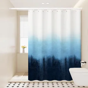 Detailaufnahme des modernen blauen, wasserdichten Duschvorhangs im Badezimmer-Szenen-Design.