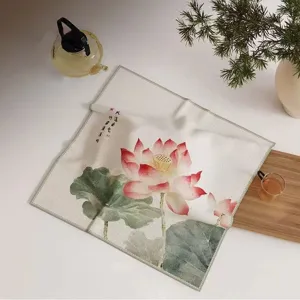 Vista detallada del panuelo de te de loto estilo chino con textura fina y estampado.
