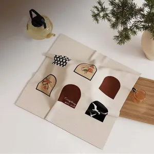 Preciosa tela cuadrada antipolvo para te con elegantes estampados de arcos artisticos