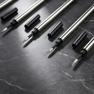 Primer plano de recambios de bolígrafo de metal de primera calidad sobre fondo de mármol