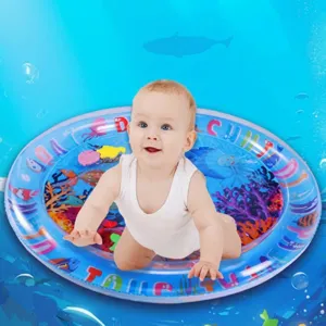 Detalle de la alfombra inflable de juego de agua para bebés con mundo marino