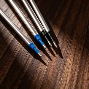 Detalle de primer plano de recambios de bolígrafo de metal con tinta azul y negra
