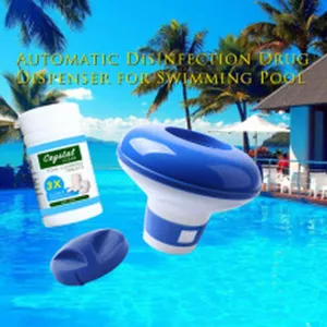 Detalle del dispensador automático flotante de desinfectante para piscina y tabletas