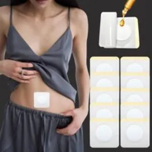 Parche adelgazante abdominal aplicado en el ombligo de una mujer con cuentagotas de aceite