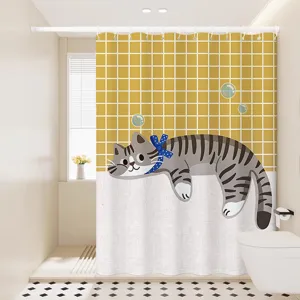 Vue de détail du rideau de douche imperméable chat motif grille jaune dans salle de bain.