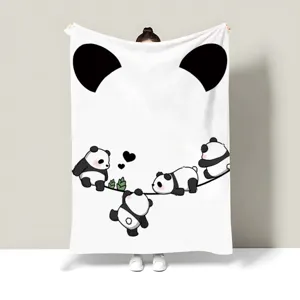 Dettaglio del motivo di panda carino su coperta morbida, perfetto per riposare in ufficio.