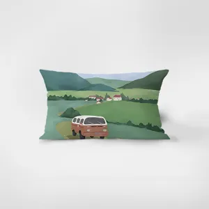 Coussin rectangulaire décoratif avec imprimé de camping-car vintage pour le salon.