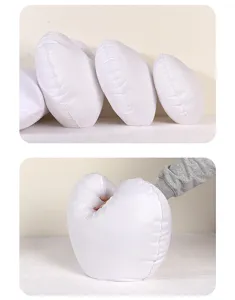 Détail d'insert de coussin en forme de cœur blanc avec une haute élasticité et douceur.