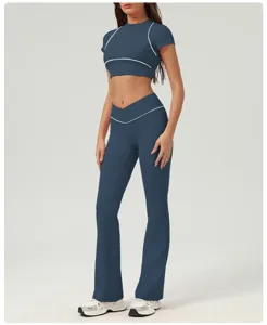 Vista dettagliata del crop top sportivo blu scuro e dei pantaloni a zampa con cuciture.