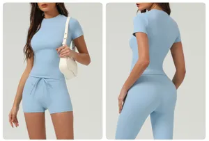 Ensemble de sport de yoga bleu clair pour femmes avec haut à manches courtes et collants de fitness.