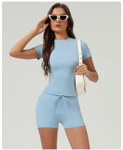 Vue détaillée de l'ensemble haut de sport à manches courtes et short assorti en bleu clair.