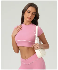 Vista dettagliata del crop top da fitness da donna a maniche corte rosa con bordini.
