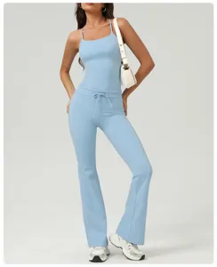 Ensemble haut camisole et pantalon évasé de sport pour femme bleu clair avec cordon.