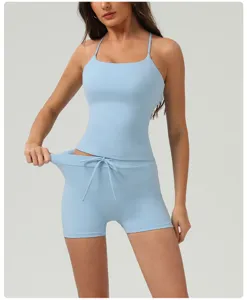 Ensemble de sport bleu clair pour femme, avec débardeur moulant et short à cordon de serrage.