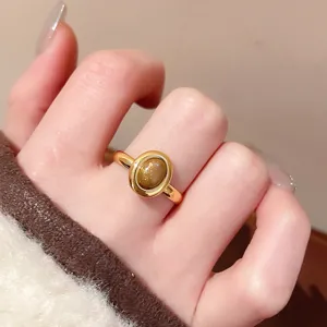 Detailansicht eines goldenen Vintage-Rings mit edlem ovalem braunem Stein und klassischem Design.