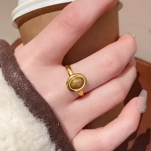 Vintage Goldring mit ovalem schimmerndem Stein, eleganter Retro Statement Schmuck Damen.