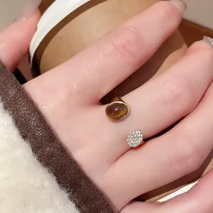 Schicker asymmetrischer offener Ring mit braunem Cabochonstein und glitzernder Zirkon Scheibe.