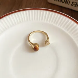 Vintage unregelmässiger Offener Ring mit braunem Tigerauge und funkelnden Zirkonsteinen Detail.