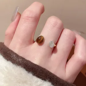 Vintage unregelmäßiger offener Ring mit braunem Tigerauge und funkelnden Zirkonia-Steinen.