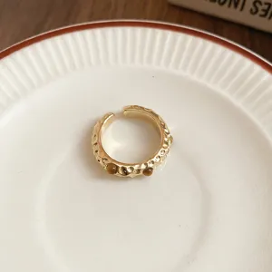 Vintage unregelmssiger offener Ring mit Tigerauge Stein und eleganter goldener Metalltextur.