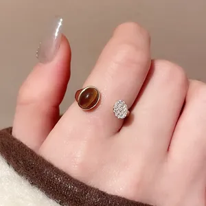 Nahaufnahme Detailansicht eines eleganten offenen Rings mit Tigerauge und funkelndem Zirkonia.