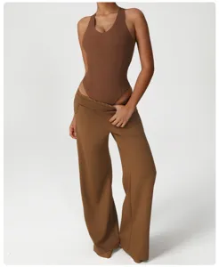 Body a costine marrone con pantaloni larghi abbinati in vista dettagliata, fitness.