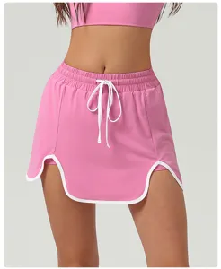 Rosa sportliche Fitness Tennis Skort mit weißem Kordelzug und Paspelierung für Laufen.