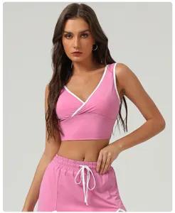 Détail en gros plan du haut de sport rose contrasté et du short, ensemble de fitness respirant.