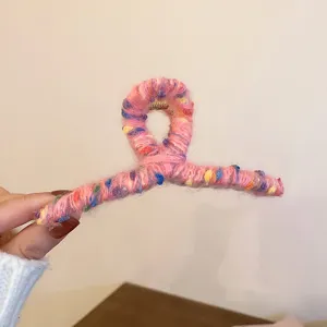 Detailansicht der flauschigen farbigen Haarspange mit Plüsch und Krallen für Damenfrisuren.